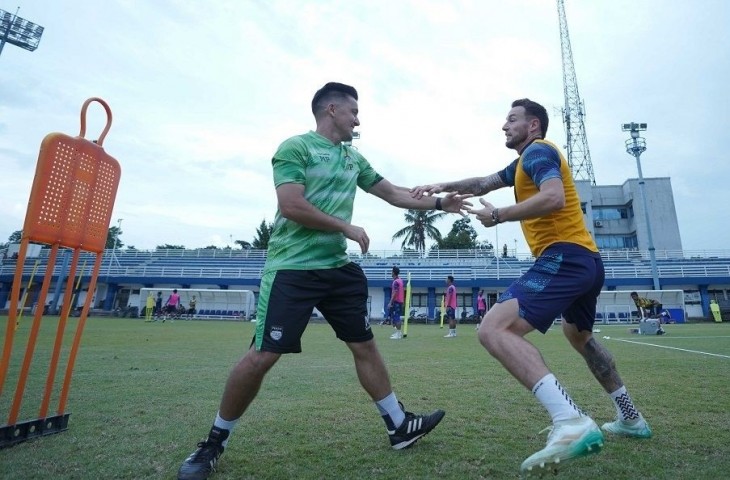 Marc Klok mengaku masih memiliki sejumlah pertandingan krusial bersama Persib Bandung di kompetisi Liga 1 2023/2024, itu jadi alasan dirinya pulang lebih dahulu di Qatar usai timnas Indonesia lawan Australia di Piala Asia. (Persib.co.id).