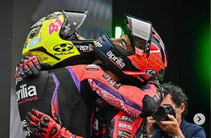 Dua pebalap Aprilia Racing Team, Aleix Espargaro dan Maverick Vinales tak sabar ingin menunjukkan perkembangan kuda besinya untuk bersaing di MotoGP 2024. (Instagram/@aprilia).