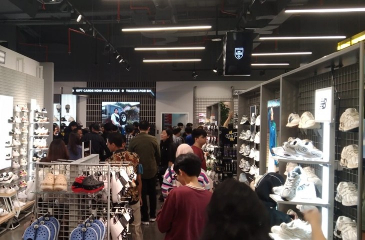 Antrean panjang saat pembayaran pembelian produk saat peresmian gerai yang pertama JD Sport di Bandung. Gerai tersebut menjadi gerai ke-12 di Indonesia. Gerai ini terletak di Summarecon Mall Bandung.