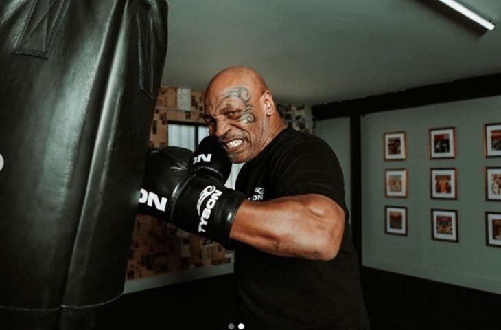 Petinju dunia, Mike Tyson akan kembali naik ring untuk adu jotos melawan YouTube Jake Paul, yang akan ditayangkan di Netflix pada 20 Juli mendatang. (Instagram/@miketyson).