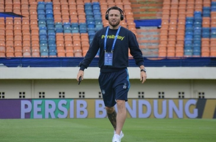 Gelandang Persib Bandung, Marc Klok menyatakan akan fokus dahulu bersama tim menghadapi Persikabo 1973 di Liga 1, baru kemudian fokus membela timnas Indonesia hadapi Vietnam. (Persib.co.id).