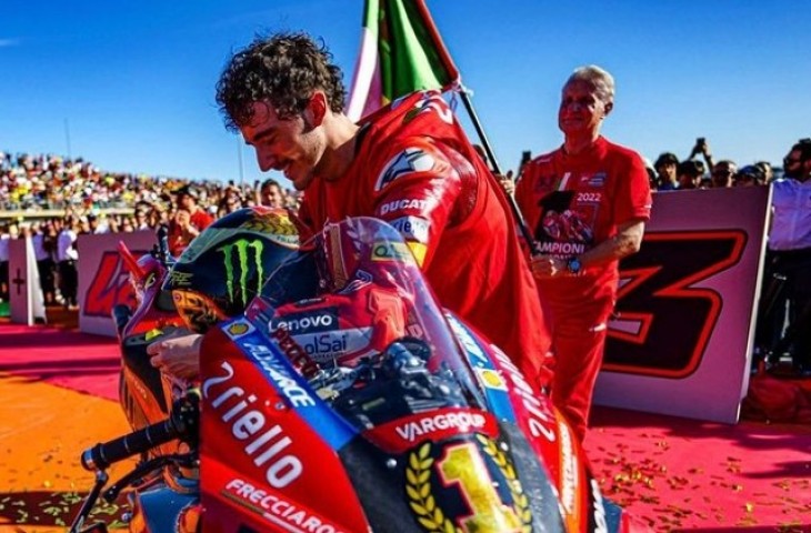 Meskipun tidak berhasil meraih kemenangan dalam sprint MotoGP Portugal 2024, pebalap Ducati, Francesco Bagnaia masih mempertahankan posisi puncak klasemen sementara.
Instagram @pecco63.
