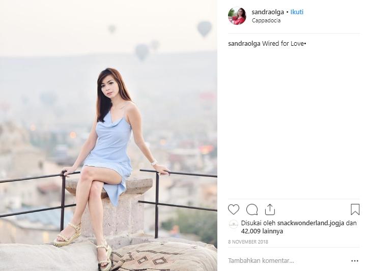 Gaya liburan Sandra Olga. (Instagram/@sandraolga)