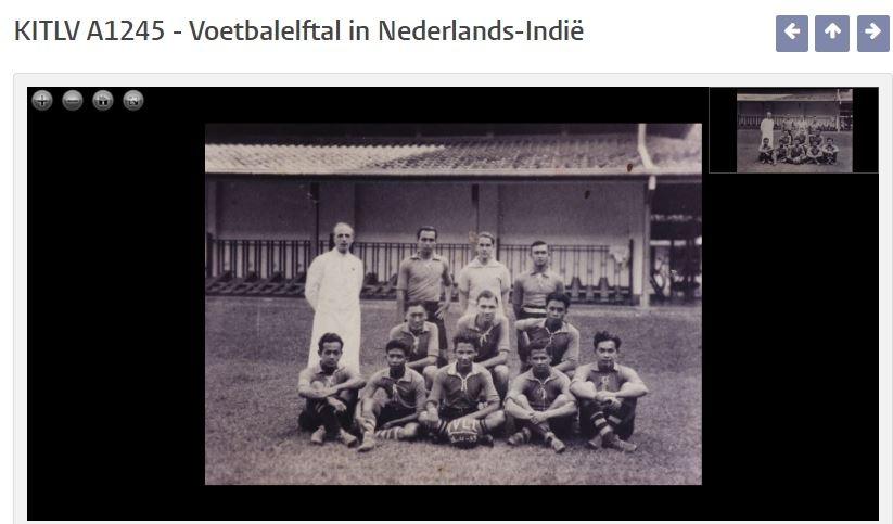 Foto jadul pemain antar klub sepak bola Hindia Belanda. (Instagram/ perfectlifeid)