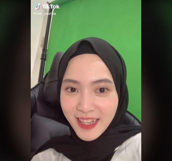 Pose cantik RRQ Vivi ketika berhijab. (TikTok/ @vivi_novica)