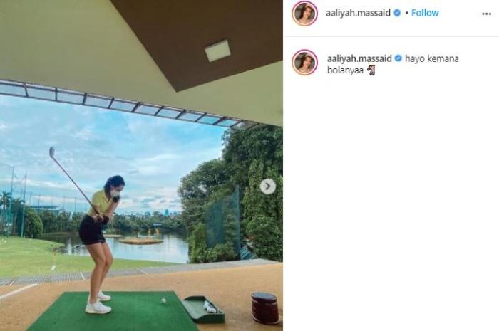 Outfit seksi Aaliyah Massaid saat main golf. (Instagram/@aaliyah.massaid)