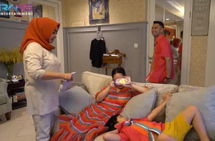 Rieta Amilia kasih uang THR dollar ke Rafathar. (Youtube/RANSEntertainment)