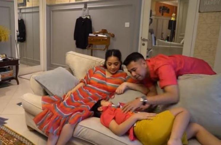 Rieta Amilia kasih uang THR dollar ke Rafathar. (Youtube/RANSEntertainment)