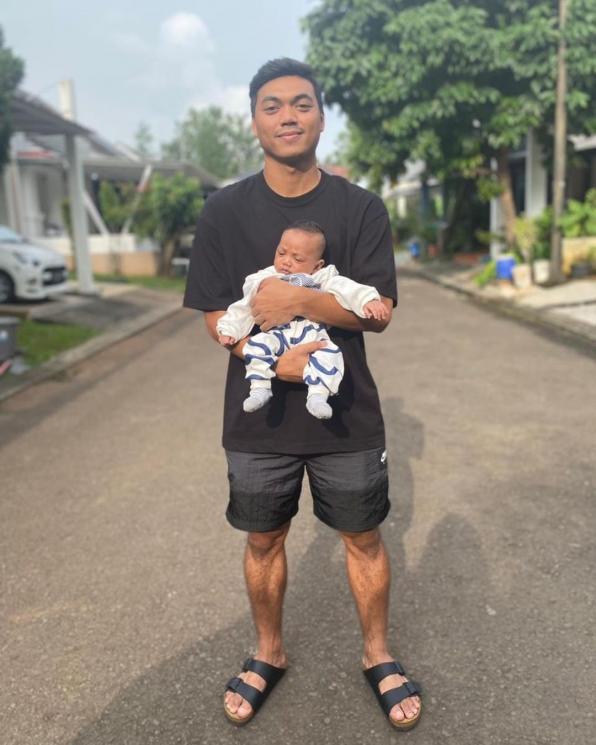 Alfath Fathier ketemu anaknya. (Instagram/@alfathfaathier)