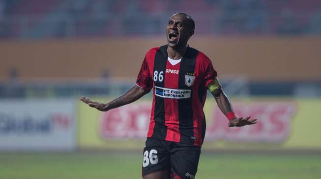 Pemain Persipura Jayapura Boaz Salossa merayakan golnya ke gawang Pelita Bandung Raya di semifinal ISL 2014 di Stadion Gelora Sriwijaya Jakabaring, Selasa (4/11). ANTARA FOTO/Rosa Panggabean