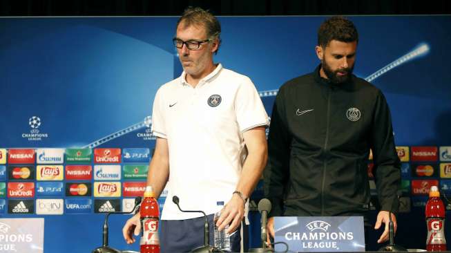 Paris St Germain's coach Laurent Blanc (L) and player Thiago Motta (R) arrive to attend a news conference at the Parc des Princes stadium in Paris, France, September 14, 2015. Paris St Germain will play against Malmo in their Champions League soccer match