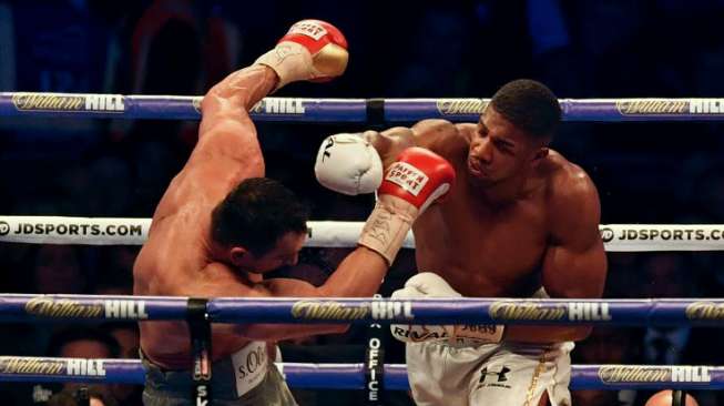 Petinju Inggris Anthony Joshua memukul jatuh Wladimir Klitschko [AFP]