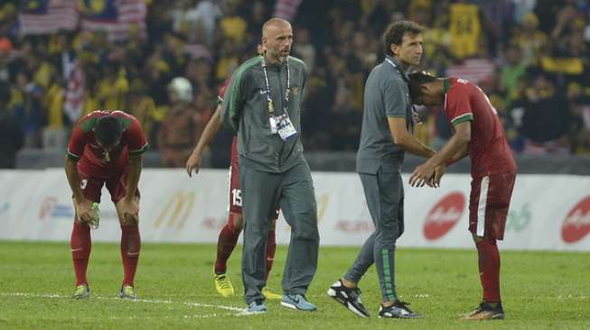 Pelatih timnas Indonesia U-22 Luis Milla (kedua kanan) menenangkan pemain seusai bertanding melawan Malaysia di semifinal SEA Games 2017 Kuala Lumpur di Stadion Shah Alam, Malaysia, Sabtu (26/8). [Antara]