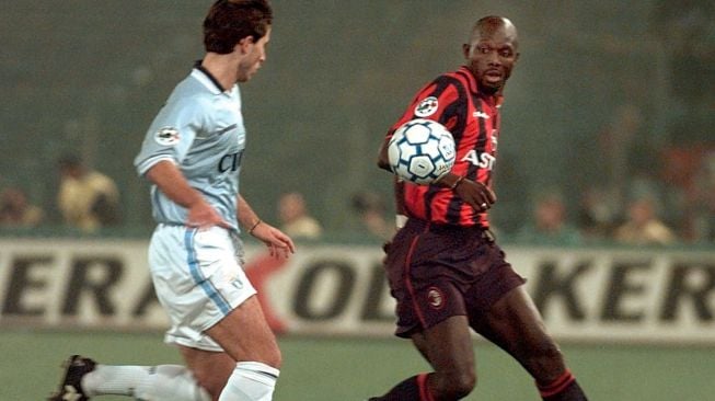 George Weah (kanan) saat masih memperkuat AC Milan menghadapi hadangan pemain Lazio Diego Fuser. (AFP/GERARD JULIEN)