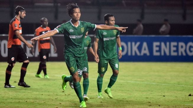 Striker Persebaya Surabaya Rishadi Fauzi melakukan selebrasi usai mencetak gol ke gawang Perseru Serui dalam lanjutan Grup C Piala Presiden 2018 di Stadion Gelora Bung Tomo, Surabaya, Jawa Timur, Selasa (23/1). [Antara]