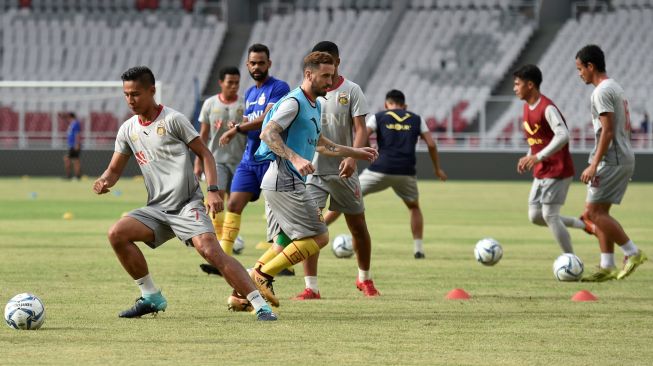 Pesepakbola Bhayangkara FC melakukan uji coba lapangan di Stadion Utama Gelora Bung Karno, Senayan, Jakarta, Jumat (26/1). 