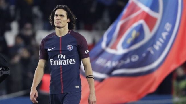 Pemain PSG Edinson Cavani berjalan ke pinggir lapangan usai laga PSG vs Montpellier [AFP]