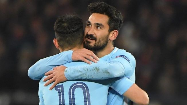 Pemain Manchester City Ilkay Gundogan merayakan golnya ke gawang Basel bersama Sergio Aguero. (AFP)