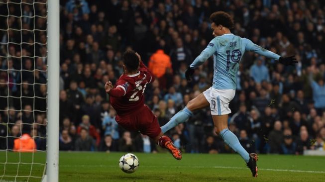 Pemain City Leroy Sane melepaskan tembakan ke gawang Liverpool [AFP]