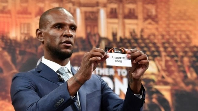 Mantan pemain timnas Prancis Eric Abidal menunjukan nama Arsenal saat undian semifinal Liga Europa di Nyon, Swiss. Fabrice COFFRINI / AFP