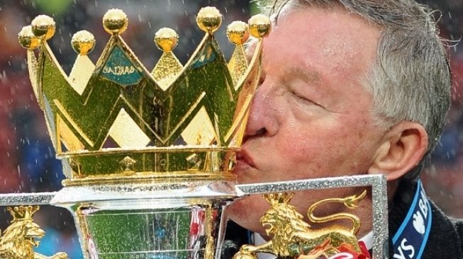 Manajer legendaris Manchester United Sir Alex Ferguson memenangkan trofi Liga Premier Inggris [AFP]