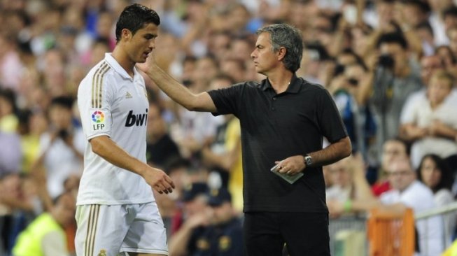 Eks pelatih Real Madrid yang kini menangani Manchester United, Jose Mourinho (kanan) dan Cristiano Ronaldo (AFP/JAVIER SORIANO)