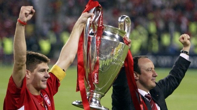 Kapten Liverpool, Steven Gerrard, mengangkat trofi bersama sang pelatih Rafael Benitez. [AFP]