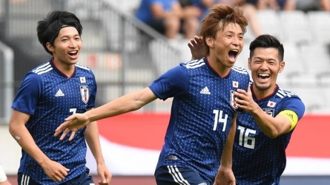 Pemain Jepang Takashi Inui (tengah) rayakan gol ke gawang Paraguay di laga uji coba yang berlangsung Selasa (12/6/2018) [AFP]