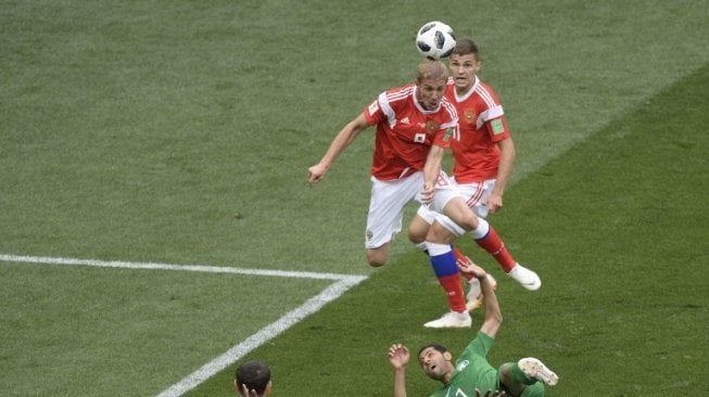 Pemain Rusia Yuri Gasinskiy menjebol gawang Arab Saudi di laga pembuka Piala Dunia 2018 yang berlangsung di Stadion Luzhniki, Moskow, Kamis (14/6/2018) [AFP]