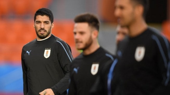 Striker Uruguay Luis Suarez (kiri) melakukan sesi latihan menjelang menghadapi Mesir. JORGE GUERRERO / AFP