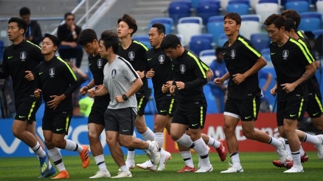 Para pemain Korea Selatan melakukan sesi latihan di Nizhny Novgorod Stadium. Dimitar DILKOFF / AFP