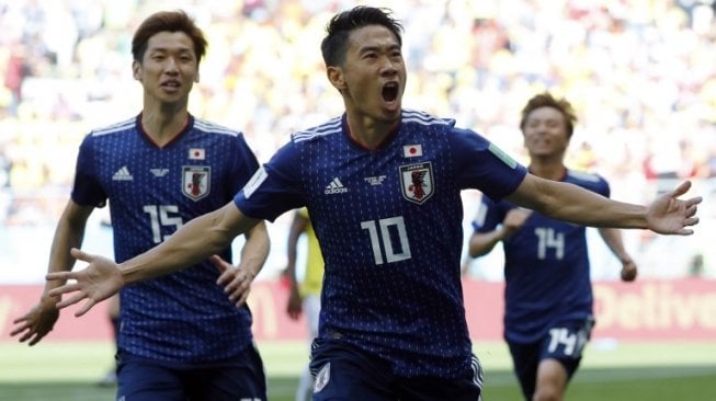 Gelandang serang Timnas Jepang, Shinji Kagawa melakukan selebrasi usai mencetak gol ke gawang Kolombia lewat titik putih (Jack GUEZ / AFP)