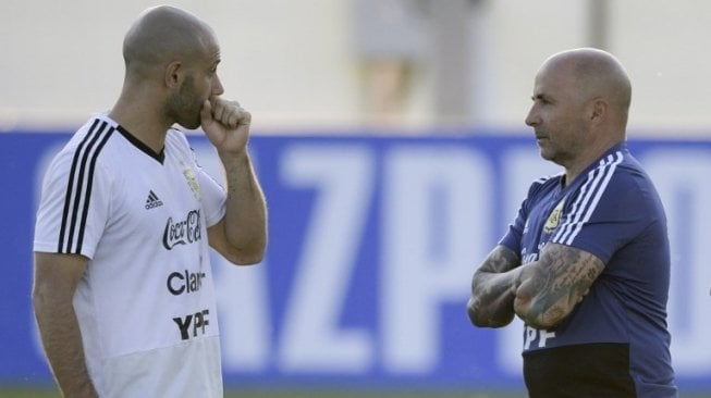 Pelatih Timnas Argentina, Jorge Sampaoli (kanan), tengah berbincang dengan pemain veteran Javier Mascherano saat sesi latihan di kamp latihan mereka di Bronnitsy, Moskow, Rusia, dalam persiapan jelang melawan Kroasia di Grup D Piala Dunia 2018. [AFP/Juan Mabromata]