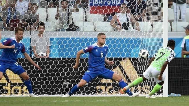 Pemain Nigeria Ahmed Musa menjebol gawang Islandia di laga kedua Grup D Piala Dunia 2018, Jum'at (22/6/2018) [AFP]