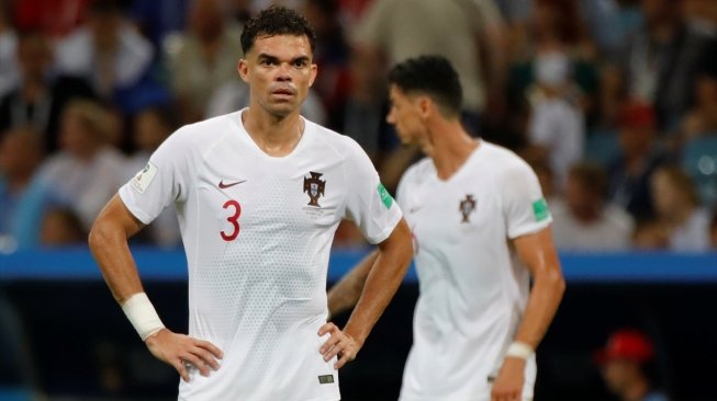 Usai mencetak gol penyama kedudukan, bek Timnas Portugal, Pepe (kiri) terlihat kecewa usai Edinson Cavani membawa Uruguay kembali unggul 2-1 (Anadolu Agency)