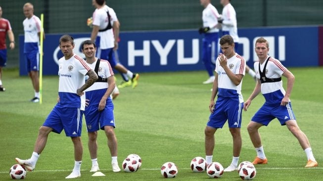 Pemain timnas Rusia saat menjalani latihan di Novogorsk, pinggiran Moskow, Sabtu (30/6/2018), jelang laga 16 Besar Piala Dunia 2018 melawan Spanyol. [YURI CORTEZ / AFP]