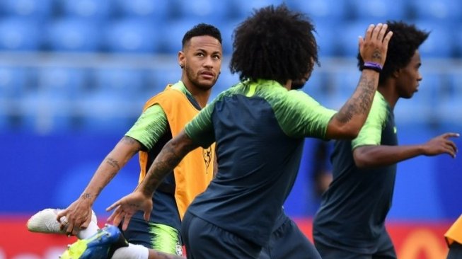 Neymar dan pemain Brasil lainnya melakukan sesi latihan di Samara Arena. Fabrice COFFRINI / AFP