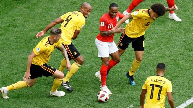 Pemain Inggris, Raheem Sterling, dikepung para pemain Belgia dalam perebutan tempat ketiga Piala Dunia 2018 di Krestovsky Stadium, Saint-Petersburg, Sabtu (14/7). [Anadolu/Gokhan Balci]