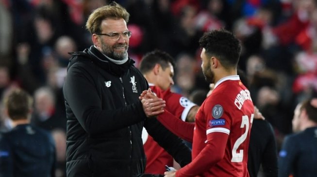 Manajer Liverpool Jurgen Klopp (kiri) menyalami pemainnya, Alex Oxlade-Chamberlain usai pertandingan. Anthony Devlin / AFP