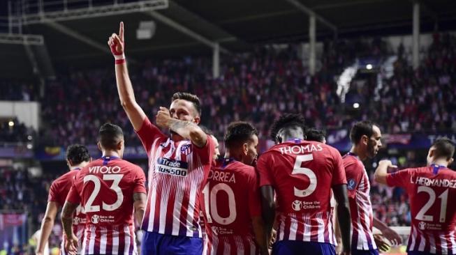 Gelandang Atletico Madrid Saul Niguez (tengah) merayakan golnya bersama rekan setimnya ke gawang Real Madrid saat perpanjangan waktu dalam perebutan Piala Super Eropa di Tallinn. JAVIER SORIANO / AFP