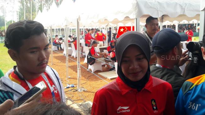 Pemanah Indonesia, Diananda Choirunisa, meraih medali perak pada cabang olahraga panahan nomor recurve individu putri Asian Games 2018, Selasa (28/8), dalam laga yang berlangsung di Lapangan Panahan Gelora Bung Karno, Senayan, Jakarta. [Suara.com/Rizki Nurmansyah]