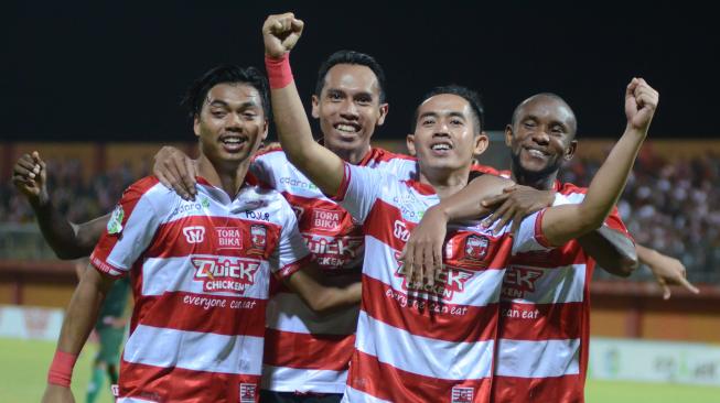 Pesepak bola Madura United (MU) Slamet Nurcahyo (kedua kanan) melakukan selebrasi usai mencetak gol ke gawang PS Tira dalam lanjutan Gojek Liga 1 di Stadion Gelora Ratu Pamelingan (SGRP) Pamekasan, Jawa Timur, Jumat (3/8). Madura United menang dengan skor 3-1. ANTARA FOTO/Saiful Bahri