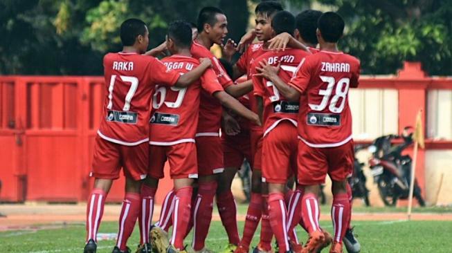 Selebrasi para pemain Persija U-16 usai membobol gawang Persela U-16 dalam laga pembukaan Elite Pro Academy Liga 1 U-16 2018 Grup 2 di Stadion PTIK, Jakarta, Sabtu (15/9/2018).. [Dok. Media Persija]