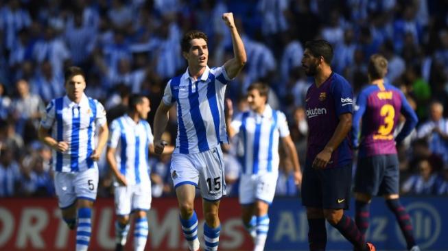 Bek Real Sociedad, Aritz Elustondo (tengah), membuka keunggulan buat timnya atas Barcelona dalam laga yang berkesudahan 1-2 untuk Barcelona di Estadio Municipal de Anoeta, Sabtu (15/9/2018). [AFP/Gabriel Bouys]