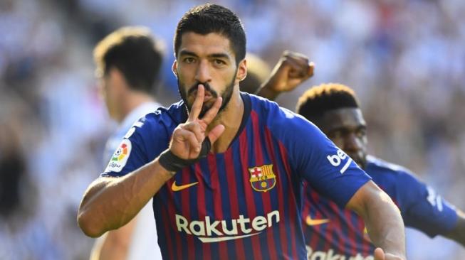 Penyerang Barcelona, Luis Suarez, merayakan gol ke gawang Real Sociedad dalam laga yang berakhir 2-1, Sabtu (15/9/2018). [AFP/Gabriel Bouys]