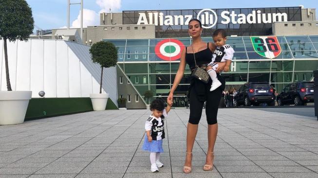 Pacar Cristiano Ronaldo, Georgina Rodriguez saat menyaksikan laga Juventus vs Sassuolo di Alianz Stadium, Turin (instagram/georginagio)