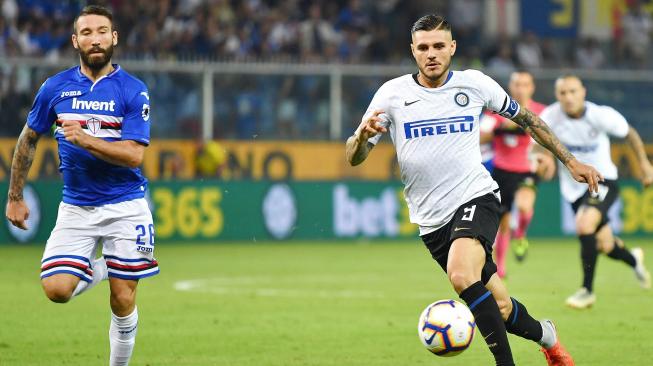 Pemain depan Inter Milan Mauro Icardi berlari untuk melewati pemain belakang Sampdoria Nicola Murru selama pertandingan  Sampdoria melawan Inter Milan di stadion Luigi Ferraris, Genoa, Italia, Sabtu (22/9). [AFP/Alberto PIZZOLI]