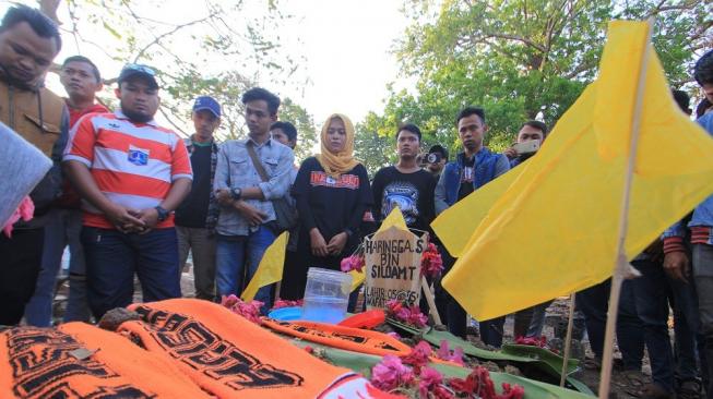 Para pendukung klub Persija Jakarta berziarah ke makam Haringga Sirila di Indramayu, Jawa Barat, Senin (24/9). Haringga tewas dibunuh sejumlah Bobotoh saat akan menyaksikan menonton laga Liga 1 Persib Bandung vs Persija, Minggu di Bandung. [Antara/Dedhez Anggara]