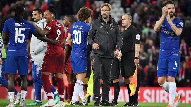 Manajer Jerman Liverpool Jurgen Klopp memberi selamat kepada para pemain Cheslea setelah pertandingan Liverpool melawan Chelsea pada putaran ketiga Piala Liga Inggris di Stadion Anfield, Liverpool, Inggris, Rabu (26/9). [AFP/Paul ELLIS] 