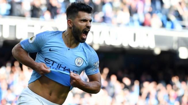 Bomber andalan Manchester City, Sergio Aguero melakukan selebrasi usai menjebol gawang Brighton pada laga lanjutan Liga Inggris 2018/2019, Sabtu (29/9/2018) malam WIB. [Paul ELLIS / AFP]